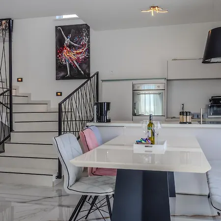 Villa Dino With Private Parking & Pool
