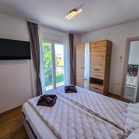 Dino With Private Parking & Pool Villa