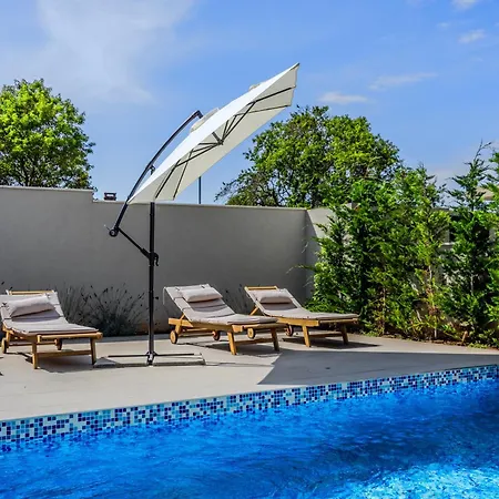 Dino With Private Parking & Pool Villa *