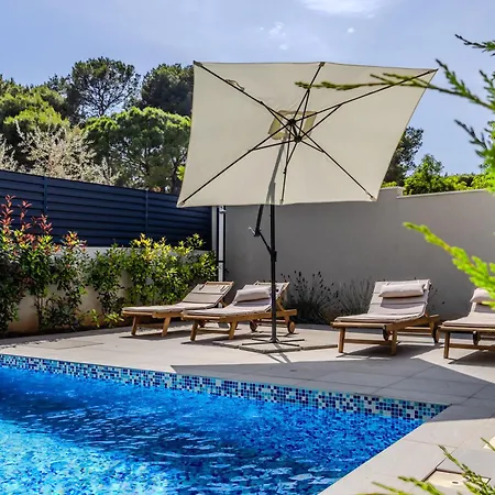 Villa Dino With Private Parking & Pool