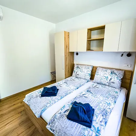 Dino With Private Parking & Pool Пула