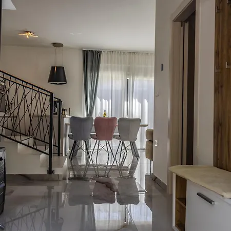 Dino With Private Parking & Pool Пула